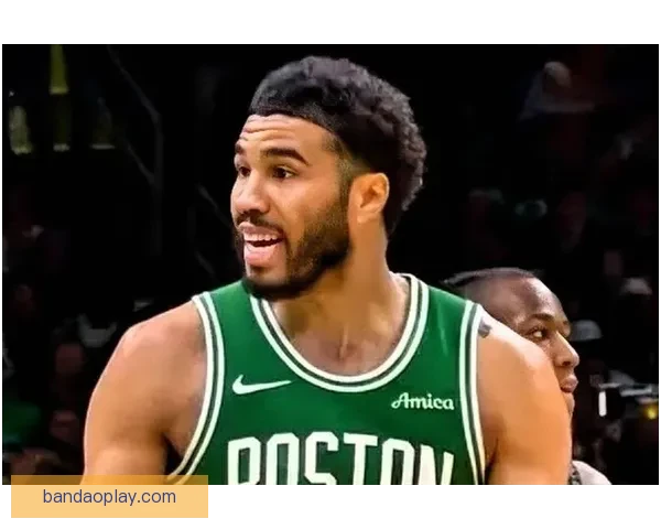 塔图姆向裁判索要技术犯规仍被判罚他逐渐找回比赛手感