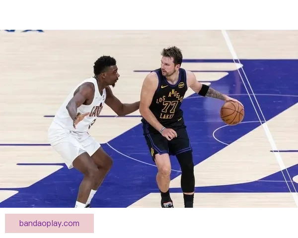 湖人喜迎双喜詹姆斯再封王东契奇创纪录锁定季后赛冲击总冠军