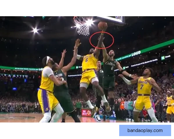 塔图姆向裁判索要技术犯规仍被判罚他逐渐找回比赛手感